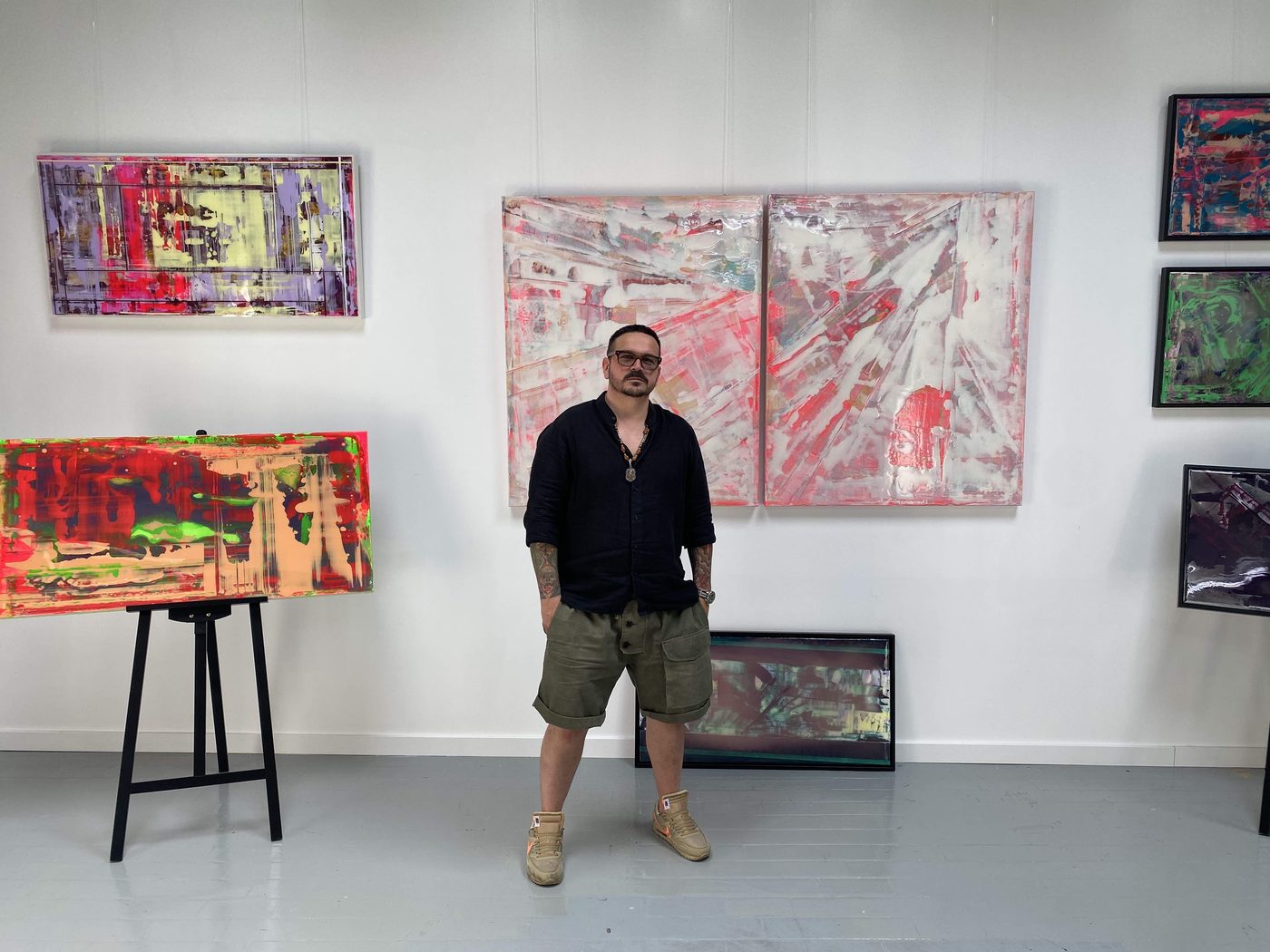 John Tonic in seiner Ausstellung